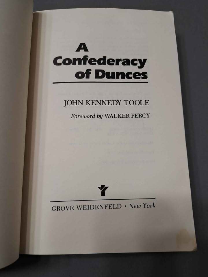 Vintage 1987 A Confederacy of Dunces. John Kennedy Toole comic masterpiece winning pulitzer price