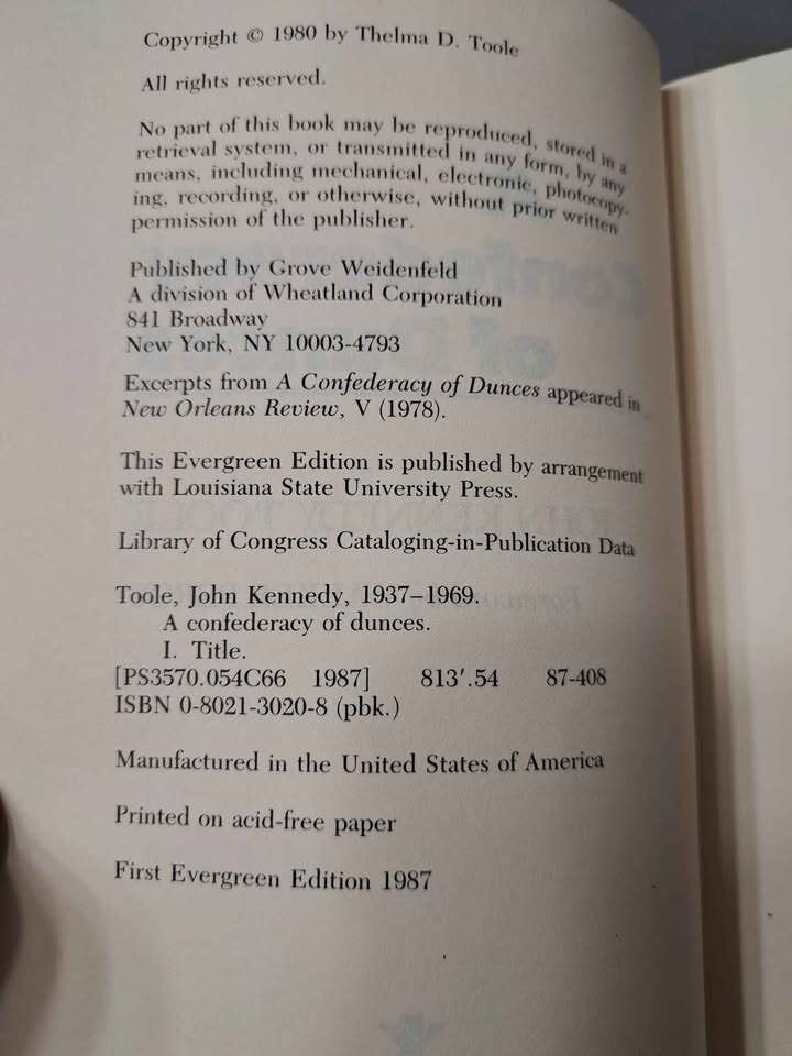Vintage 1987 A Confederacy of Dunces. John Kennedy Toole comic masterpiece winning pulitzer price